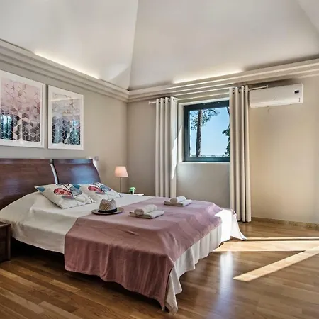 Sleeps 12 Pool Air Con Wifi