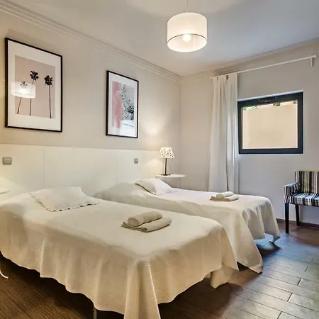 Sleeps 12 Pool Air Con Wifi فيلة