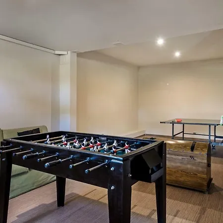 Sleeps 12 Pool Air Con Wifi