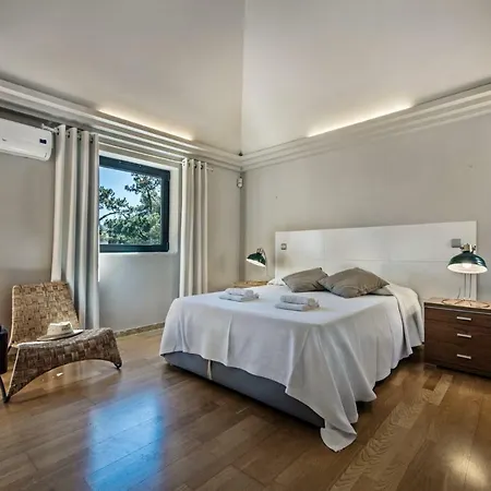 Sleeps 12 Pool Air Con Wifi Willa