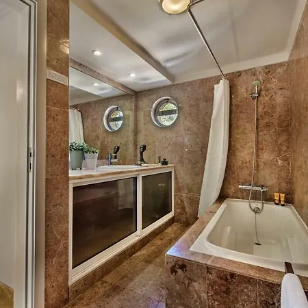 Sleeps 12 Pool Air Con Wifi